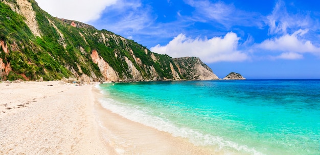 Foto playas increíbles de grecia - hermosa petani en la isla de cefalonia