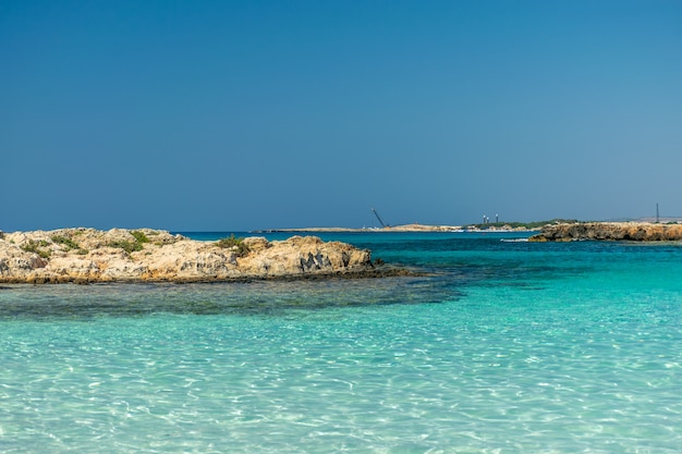 Una de las playas con más álamos de la isla de Chipre es Nissi Beach.