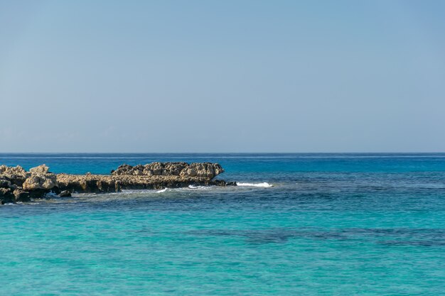 Una de las playas más populares de Chipre es la playa de Nissi, así como sus alrededores.