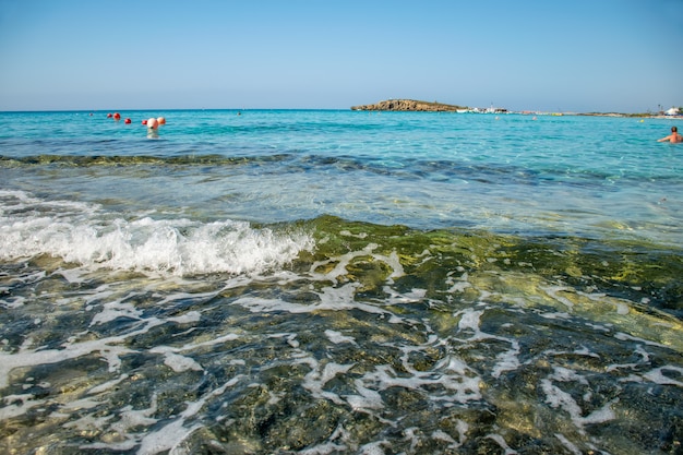Una de las playas más populares de Chipre es la playa de Nissi, así como sus alrededores.
