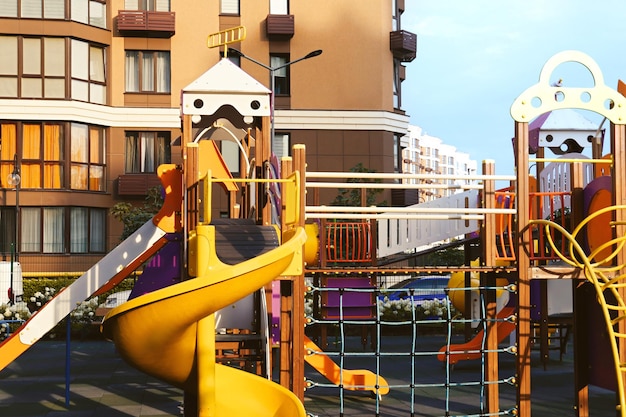 Playground ao ar livre colorido para crianças em área residencial