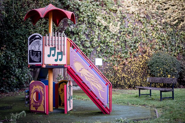 Playground colorido no parque em dia de sol