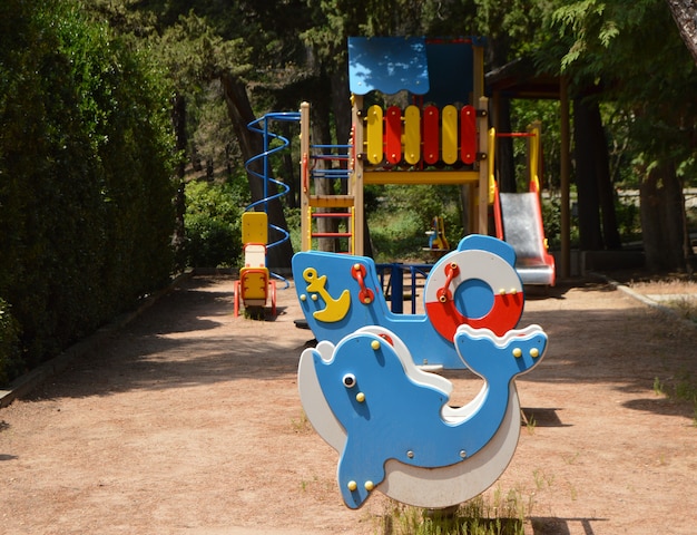 Playground colorido no quintal no parque em um dia ensolarado de verão