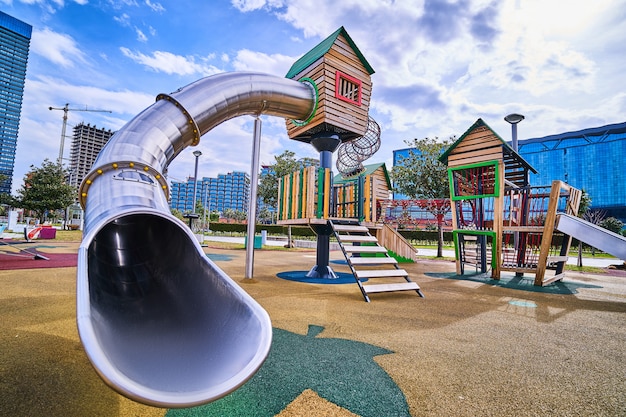 Playground de madeira colorido com slide em um parque infantil para brincadeiras ao ar livre