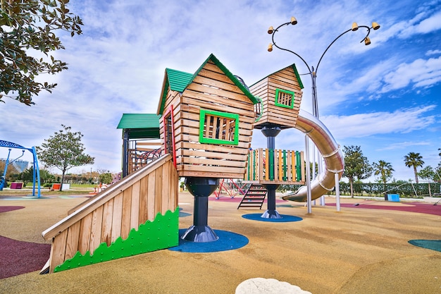 Playground de madeira colorido em um pátio de jardim de infância para brincar de criança ao ar livre