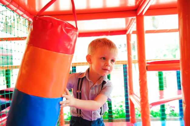 Playground interno com bolas de plástico coloridas para crianças.