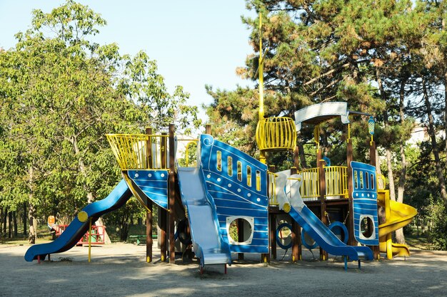 Playground no parque da cidade em manhã ensolarada