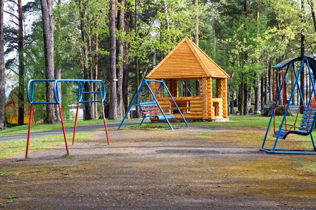 Playground no parque entre as árvores