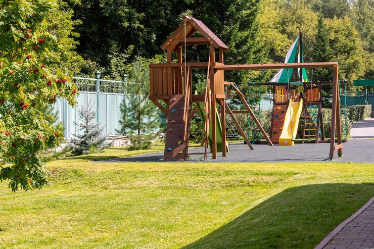 Foto playground vazio para crianças de lazer e recreação com um brinquedo no parque como uma criança em um estilo natural. parque infantil em um balanço para a mãe e o bebê