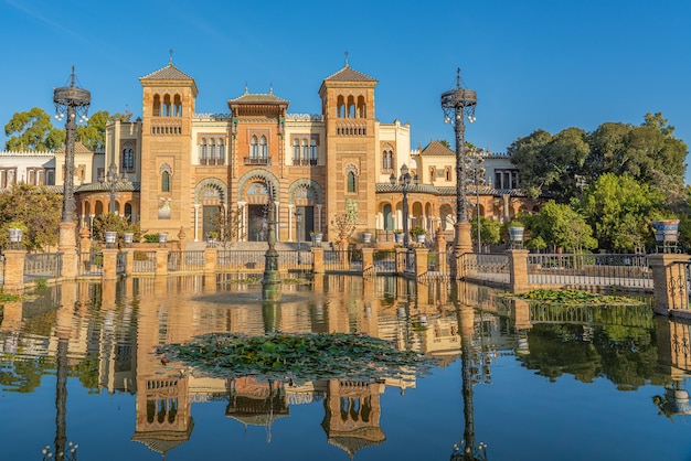 La Plaza de América y el Museo de Artes Populares de Sevilla, Andalucía, España Se encuentra en el Parque de María Luisa.