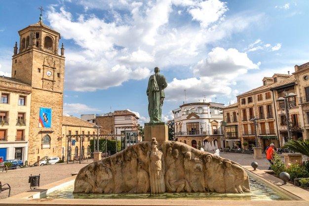 Foto plaza de andalucía en úbeda es una plaza central que sirve como el corazón de la ciudad