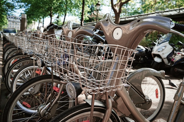 Plaza de aparcamiento con alquiler de bicicletas en la calle.