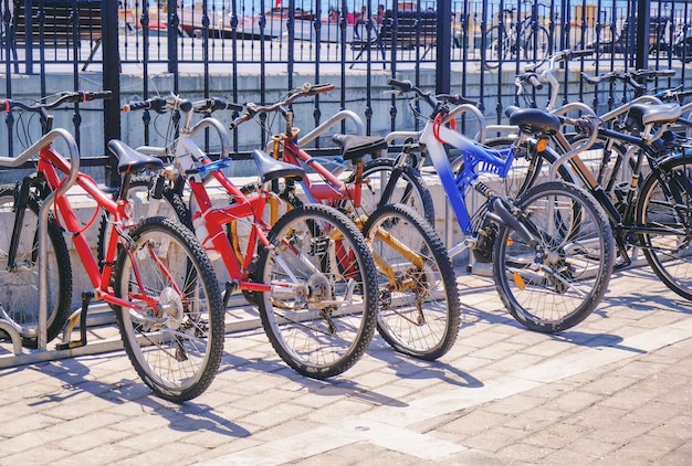 Plaza de aparcamiento con bicicletas en balneario