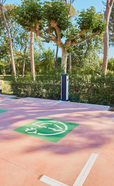 Plaza de aparcamiento con estación de carga para coche eléctrico