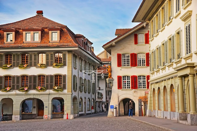 Plaza del Ayuntamiento en la Ciudad Vieja de Thun en Navidad. Thun es una ciudad en el cantón de Berna en Suiza, donde el río Aare fluye desde el lago Thun. La Plaza del Ayuntamiento es el centro histórico de Thun