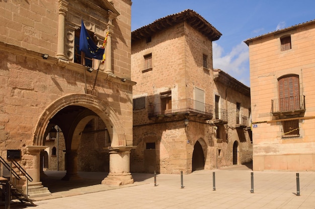 Plaza y ayuntamiento de la localidad de Arnes, Terra Alta, provincia de Tarragona, Cataluña, España