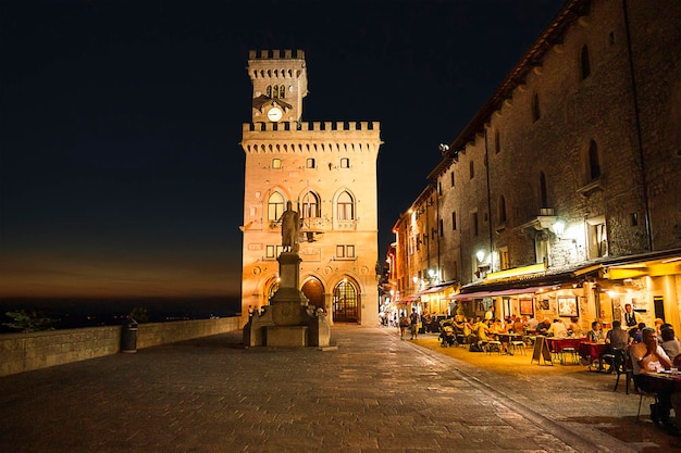 Plaza del ayuntamiento en San Marino a última hora de la tarde en verano