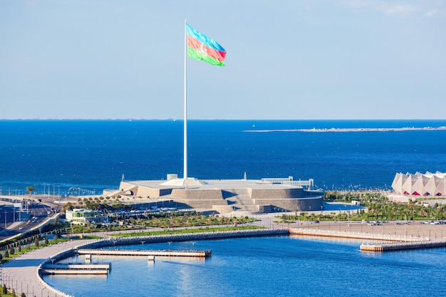 La Plaza de la Bandera Nacional es una gran plaza de la ciudad junto a la avenida Neftchiler en Bakú, Azerbaiyán. Una bandera de 70 por 35 metros ondea en un poste de 162 m de altura.