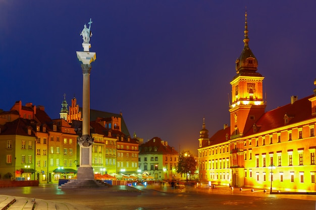 Plaza del castillo en la noche en Varsovia, Polonia.