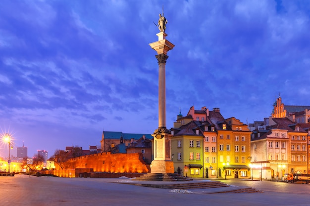 Plaza del castillo en la noche en Varsovia, Polonia.