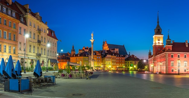 Plaza del castillo de noche en Varsovia Polonia