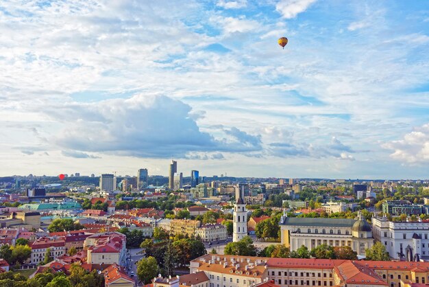 Plaza de la Catedral y distrito financiero, con globos de aire en el cielo en el casco antiguo, Vilnius, Lituania