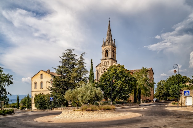 Plaza central con la iglesia católica de la aldea Bonnieux en el departamento de Vaucluse Provence Francia