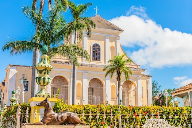 Plaza central de Trinidad con palmeras e Iglesia de la Catedral de la Santísima Trinidad Trinidad Cuba