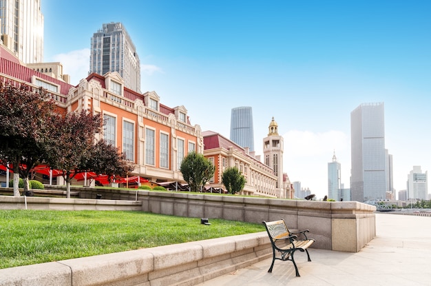 Plaza de la ciudad y edificios históricos, Tianjin, China.