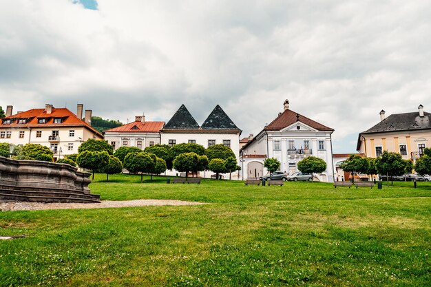 Plaza de la ciudad histórica en la ciudad minera de Kremnica en Eslovaquia La perspectiva del castillo y la iglesia de Santa Catalina en la ciudad