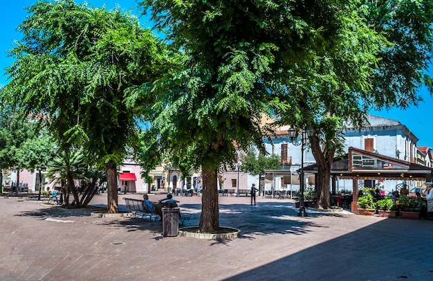 Plaza en la ciudad de Porto Torres Cerdeña en un soleado día de primavera