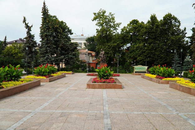 Plaza de la ciudad que lleva el nombre del gran escritor ruso Ivan Goncharov