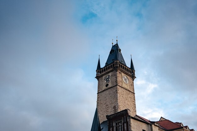 La Plaza de la Ciudad Vieja es el corazón de la ciudad checa de Praga con muchas iglesias, casas antiguas, un ayuntamiento y campanadas de Praga.