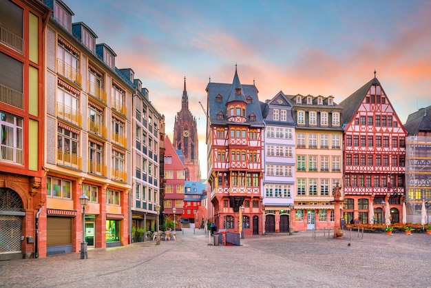 Plaza de la ciudad vieja de Frankfurt romerberg en penumbra en Alemania.