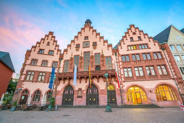 Plaza de la ciudad vieja de Frankfurt romerberg en penumbra en Alemania.