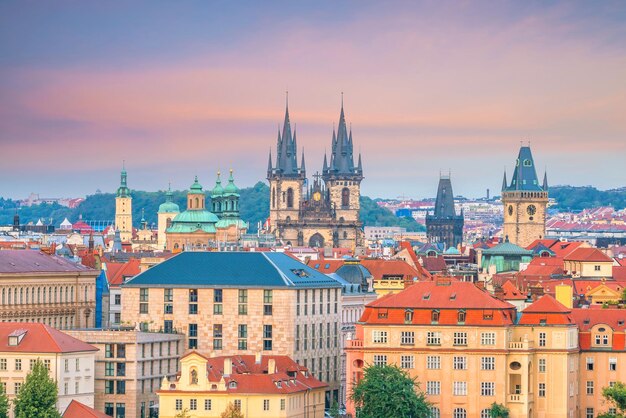 Plaza de la Ciudad Vieja con la Iglesia de Tyn en Praga República Checa al atardecer