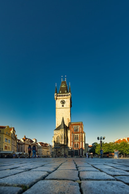 Plaza de la Ciudad Vieja de Praga. el piso con el edificio del ayuntamiento al fondo