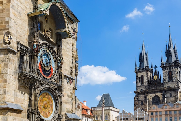 Plaza de la ciudad vieja de Praga y reloj astronómico. República Checa