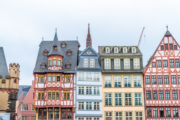 Plaza de la ciudad vieja romerberg con la estatua de Justitia en Frankfurt Alemania