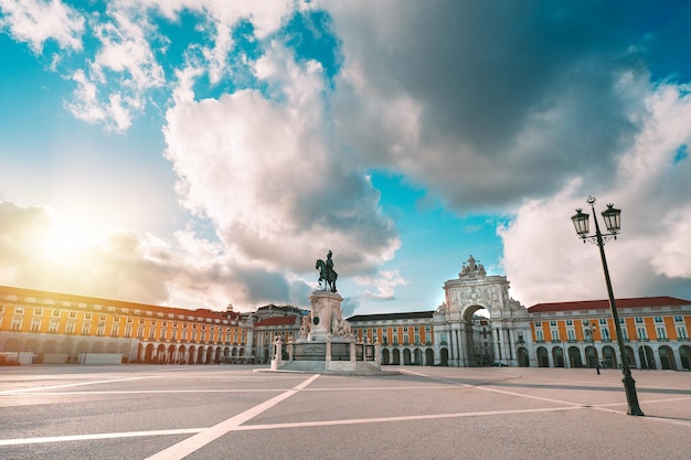 Plaza del Comercio y el famoso Arco de la Rua Augusta en la ciudad de Lisboa Portugal