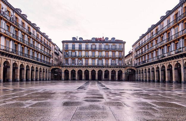 Plaza de la Constitución desierta en San Sebastián, País Vasco