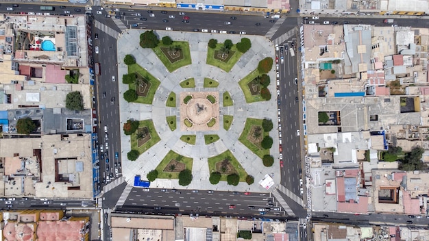 Plaza de Armas no centro histórico da cidade de Trujillo Peru