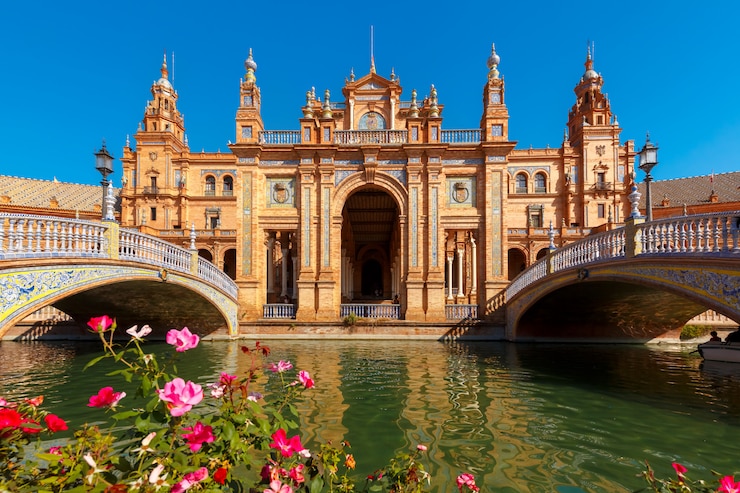 Foto plaza de espana am sonnigen tag in sevilla, spanien