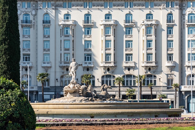 Plaza de Neptuno mit seinem Brunnen und der Fassade neoklassizistischer Gebäude in der Stadt Madrid Spanien