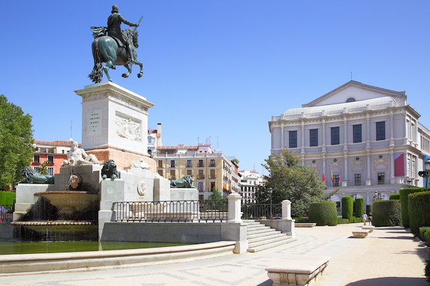 Plaza de Oriente em Madrid com o monumento de Felipe IV (foi inaugurado em 1843) e Opera, Espanha.