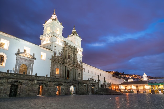 Plaza de San Francisco na cidade velha de Quito Equador