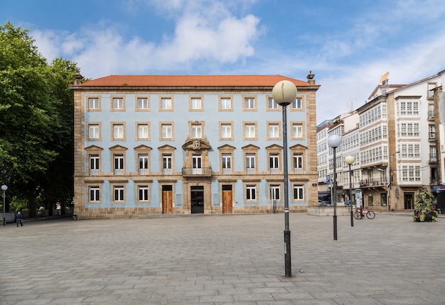 Plaza con edificio unico