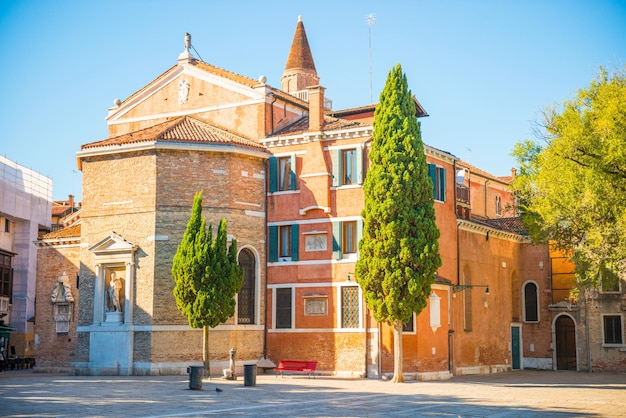 Foto plaza con edificios y árboles en venecia