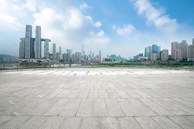 Plaza de espacio abierto y horizonte urbano Chongqing China