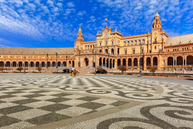 Plaza de España en un día soleado en Sevilla, España.